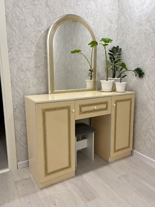 Продам  комод с зеркалом