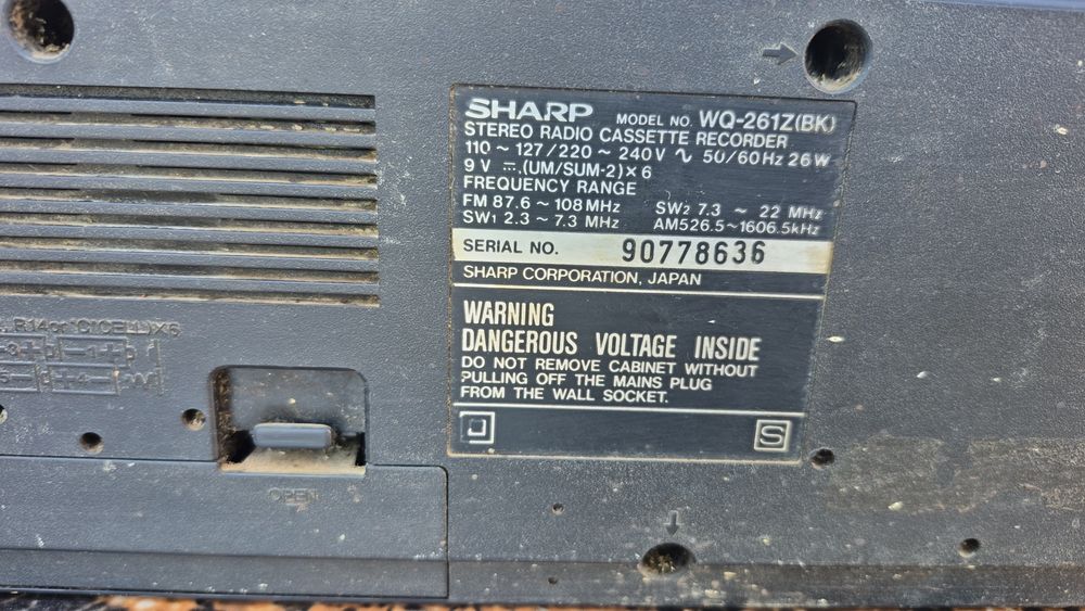 Vând Radio Casetofon Sharp model WQ-261Z(BK), culoare argintie/negru, ideal pentru pasionații de muzică retro.