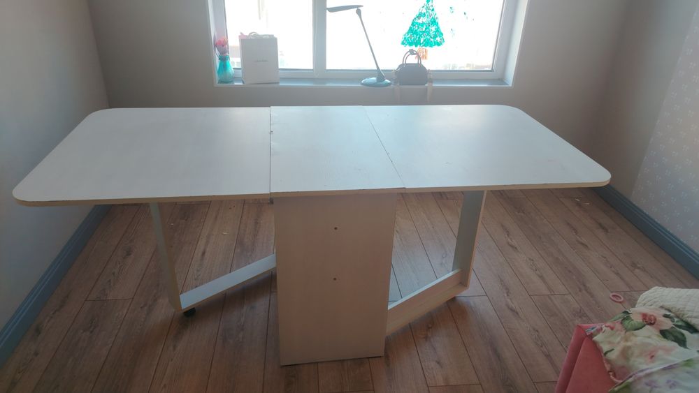 Продам стол книжку