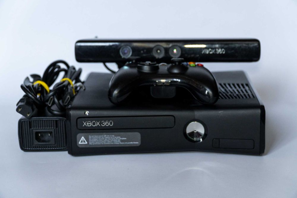 Продавам Xbox 360 S (Slim) 250GB Kinect, черен.