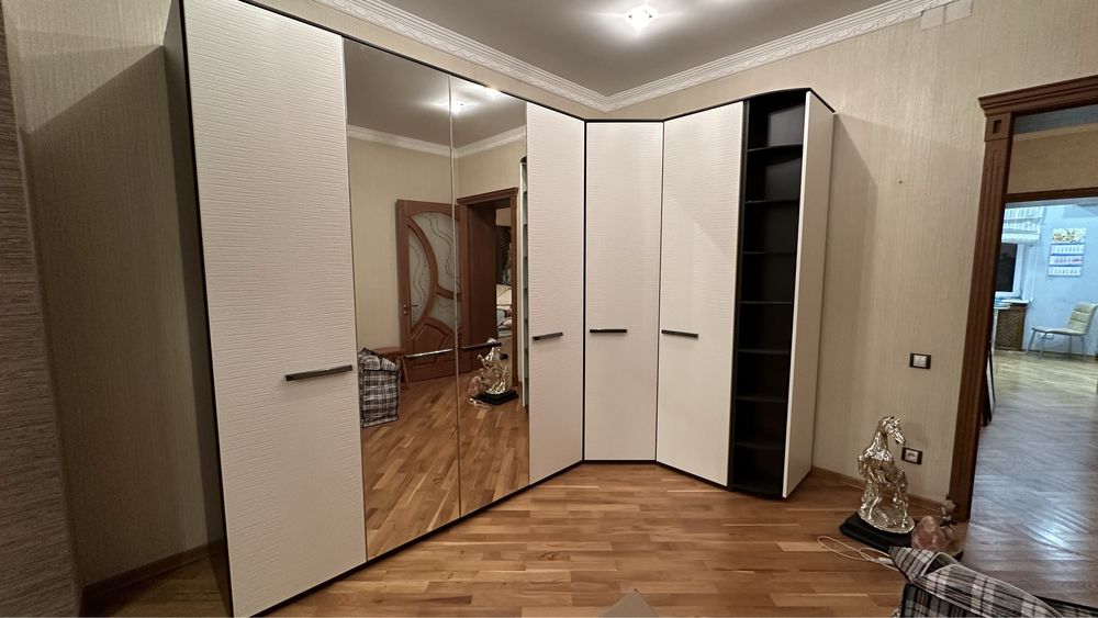 Продаю спальный гарнитур