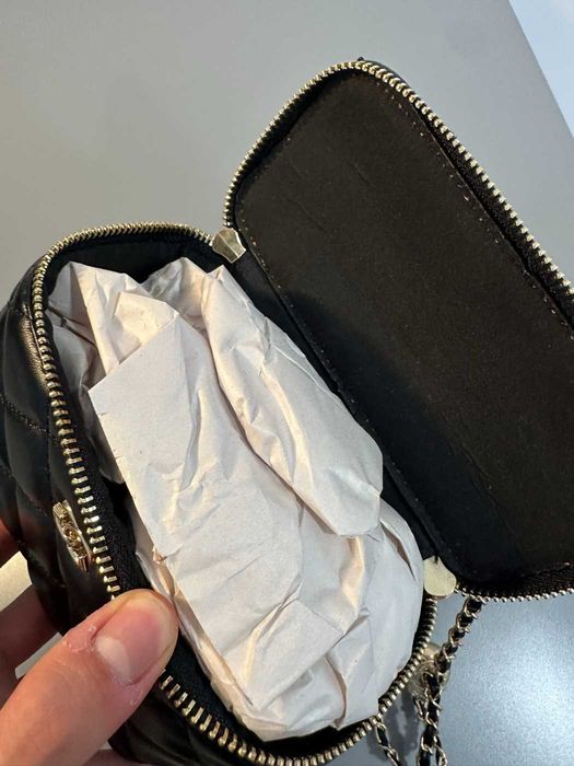 Geanta Chanel vanity case neagra matlasata lant auriu