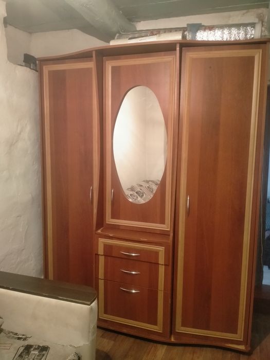 Продам шкаф и две тумбочки