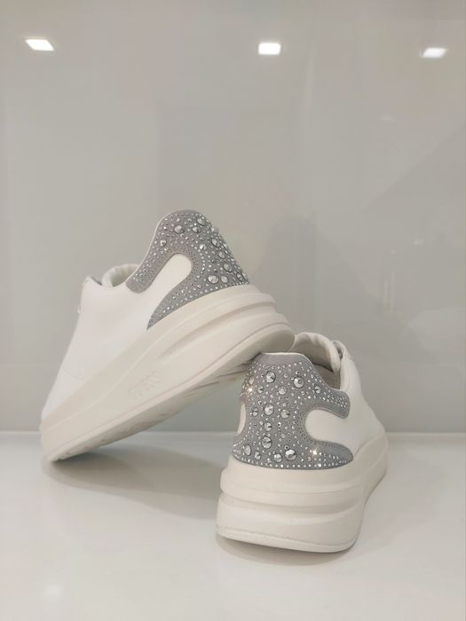 Оригинални сникърси GUESS Elbina, номера 37,38,39.