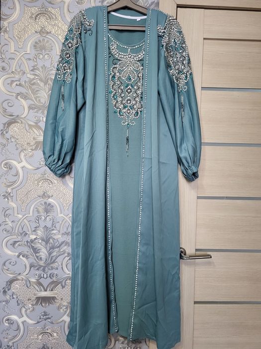 Вечернее женское платье со стразами