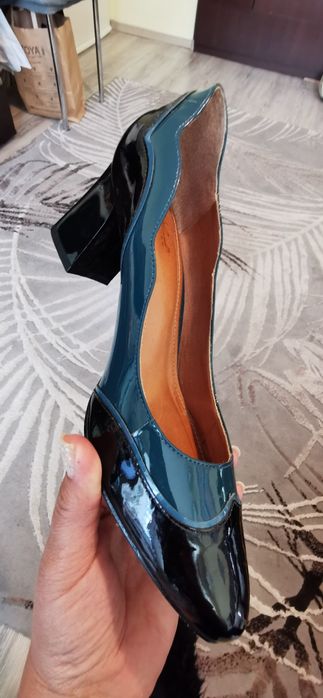 Дамски обувки, естествен лак в петрол и черно, 39 номер