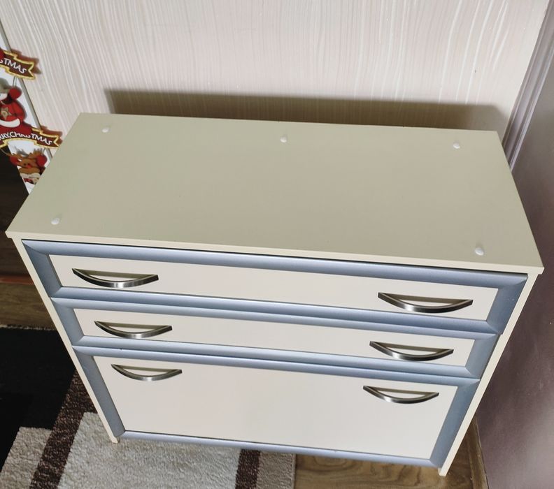 Продаётся шкаф для обуви,молочного цвета.