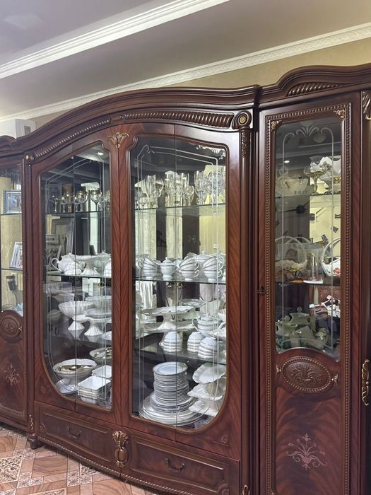 Продам сервант для посуды