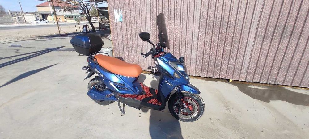 Sportivni skuter sotiladi