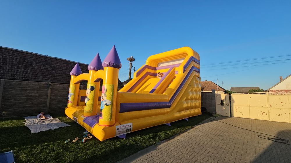 Închiriez: Topogan Gonflabil/jocuri /fundal foto /aparat  vata pe  bat