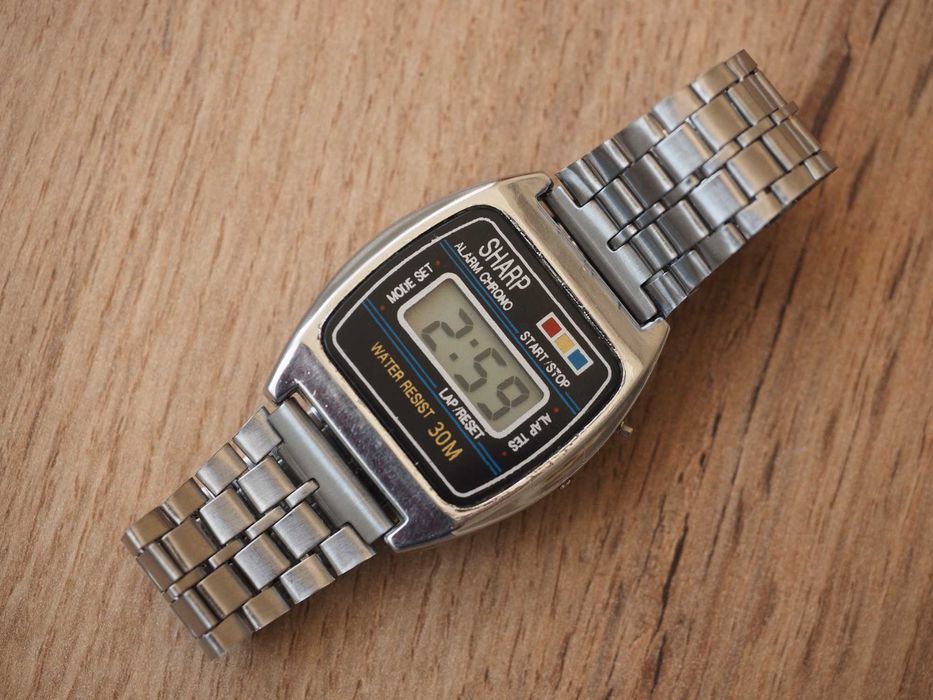Ceas electronic retro Sharp, stil Casio / Montana