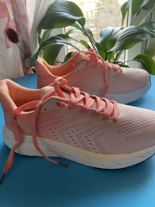 Кроссовки женские. Новые. Р-р 40.