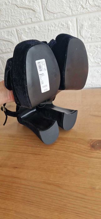 Sandale noi, aspect catifea River Island.