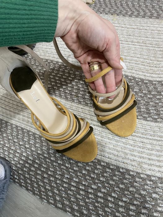 Sandale cu cureluse mustar