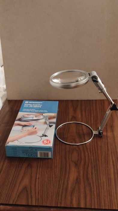 Настолна лупа с лампа