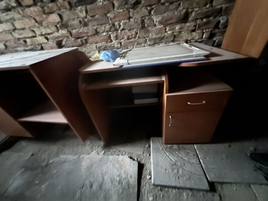 Подаряват се 2 шкафа и 2 бюра