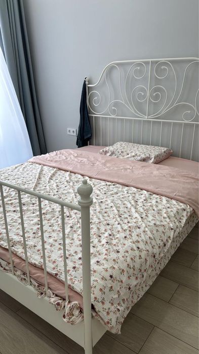 Кровать от Ikea.