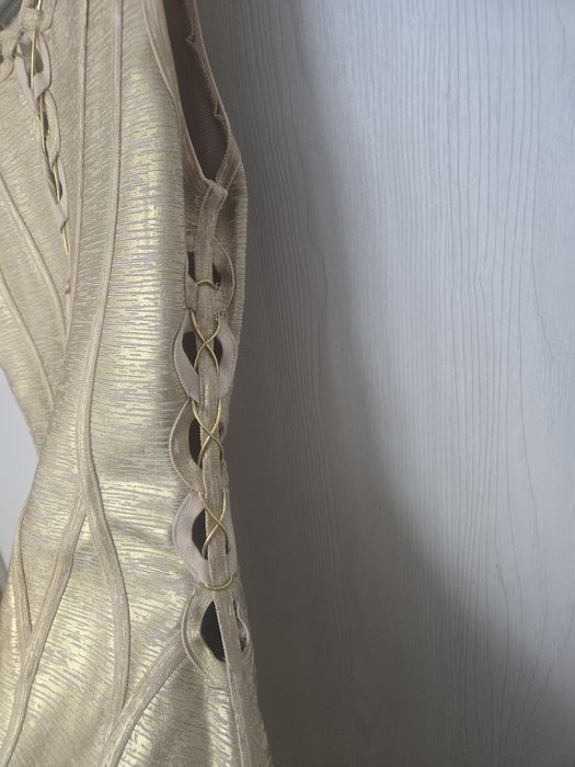 Чисто нова шармантна златна рокля