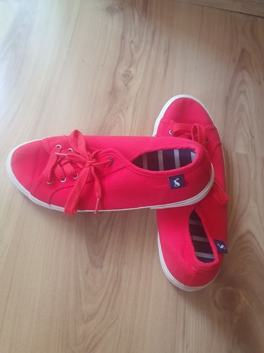 Продавам цветни  кецове