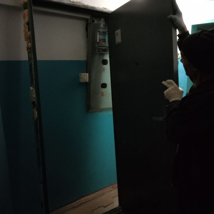 Входной дверь цвет серый б/у