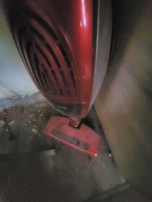 Aspirator electric roșu fără fir