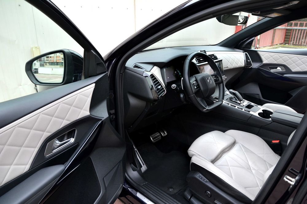 DS7 Crossback / Rivoli / 300 CP/ 4X4 / Plug-In Hybrid / Masaj / Distronic