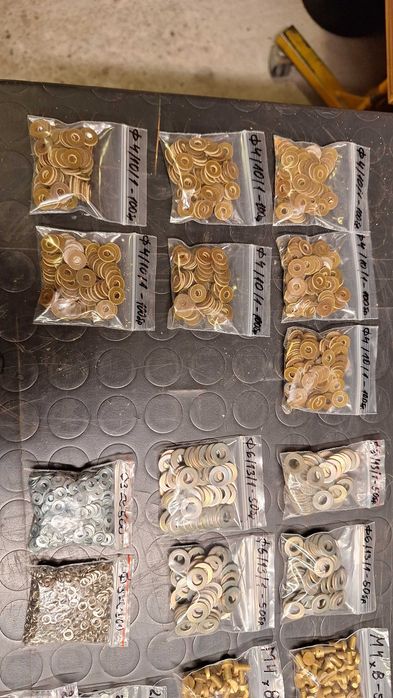 Крепежи, малки размери болтове, гайки, шайби