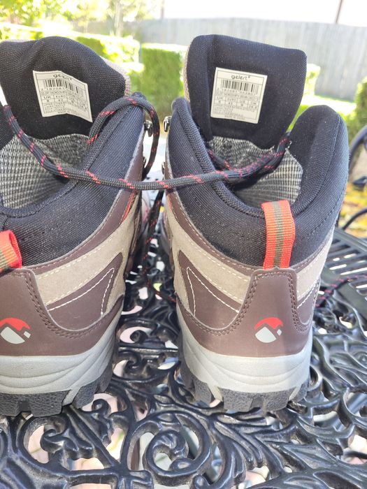 Vând bocanci barbați outdoors marca Gelert