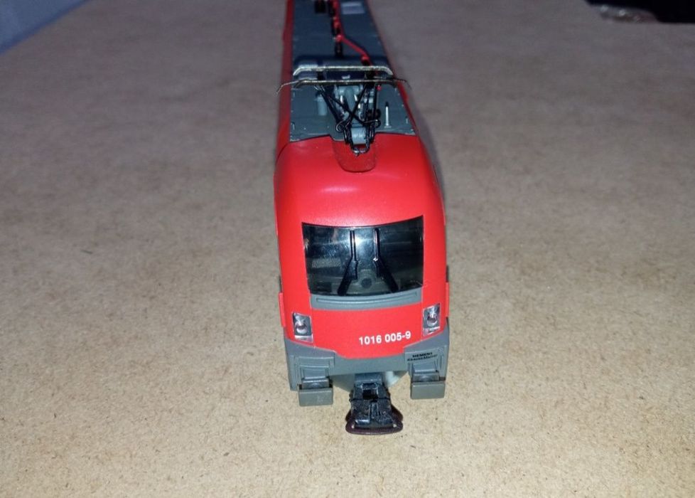 Locomotiva electrică piko Taurus 

Lumini frontale 
Tracțiune integral