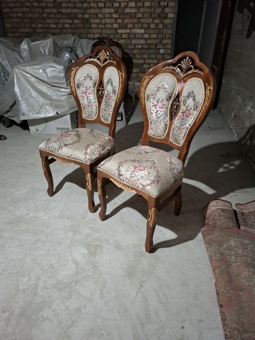 Стол и стулья для гостиной