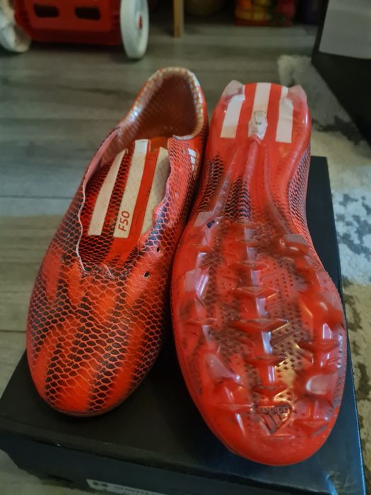 Vând ghete de fotbal