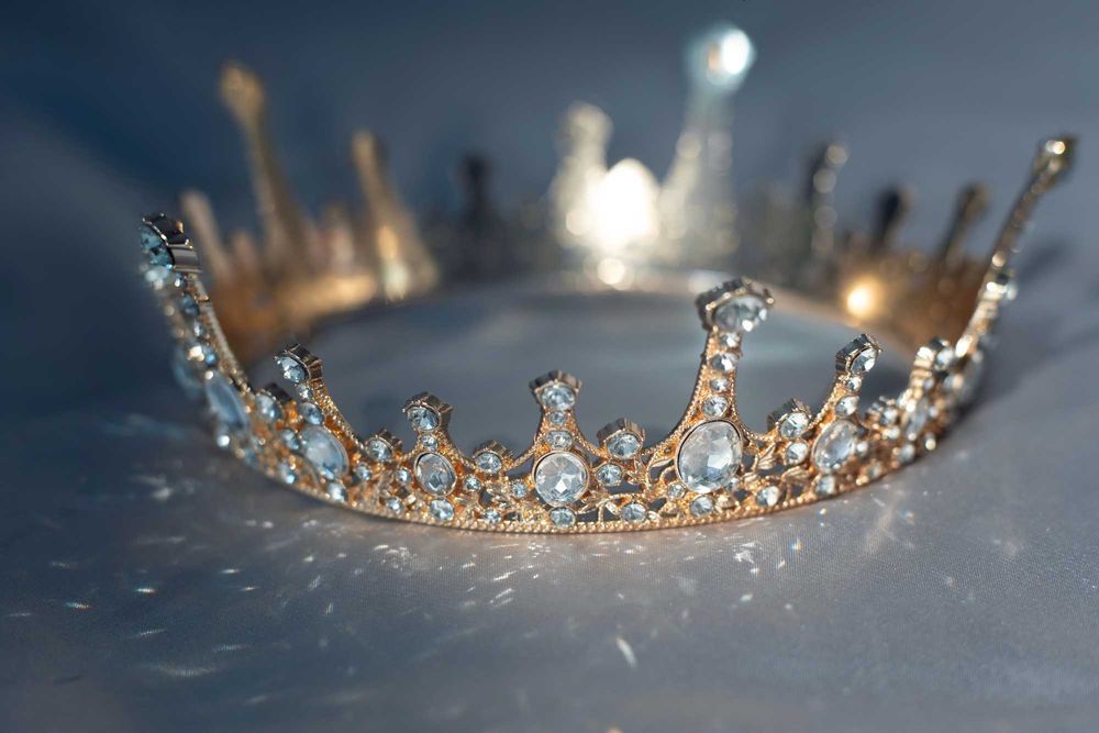 Корона с прозрачными кристаллами. Доставка включена.