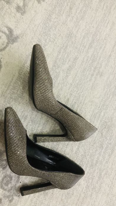 Туфли, белые туфли и меховые