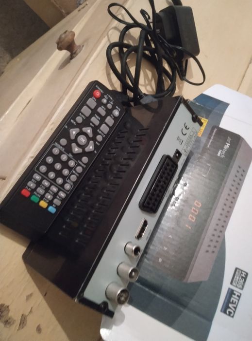 Продавам цифров тунер приемник
