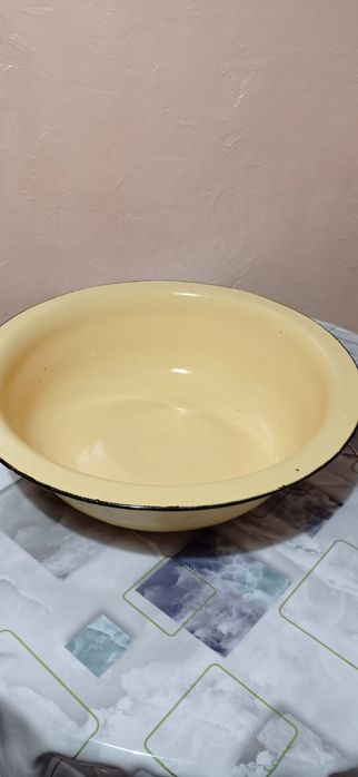 Продам 2 эмалированных таза