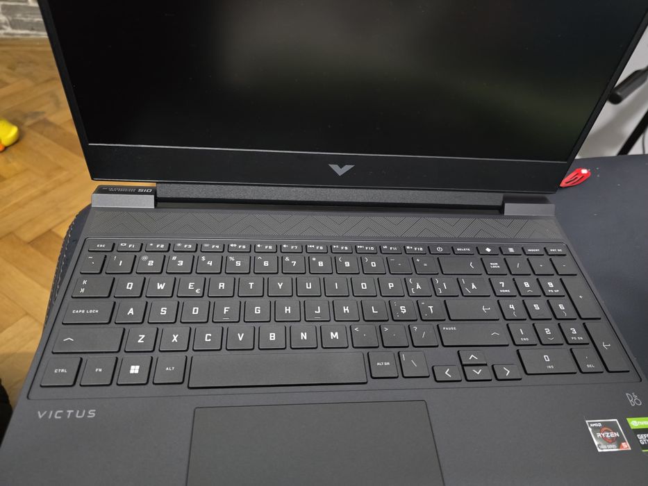 Vând laptop HP victus 15