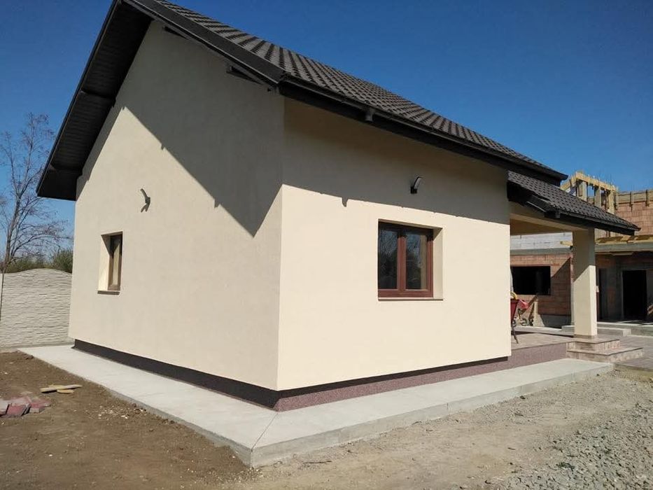 Vând case pe structura metalica învelite cu panouri sandwich