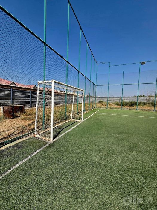 Futbol maydonchasi uchun sun’iy chim va tosiq devor