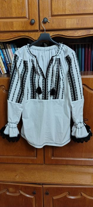 Ie tradițională,noua, cu motive florale țesute, zona Făgăraș