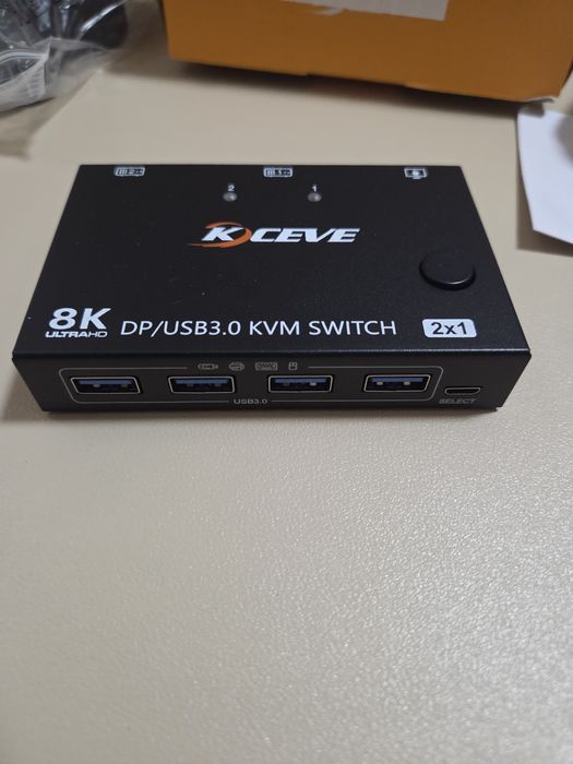 DisplayPort KVM превключвател (модел KVM201DPA). Устройството е перфектно решение, ако работите с два компютъра (например личен компютър.