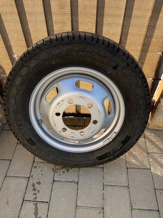 Anvelopă Michelin 195/75 R16C dot August 2024 cu jantă.