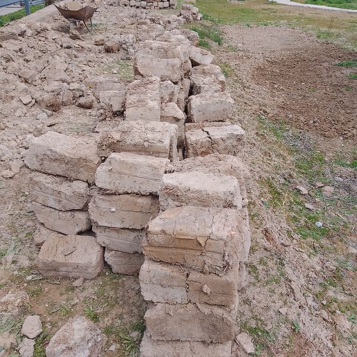 Кірпіштер тегін алып үлгеріңіздер