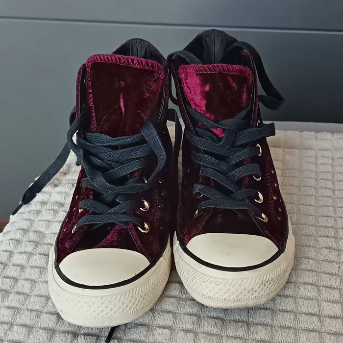 Дамски маратонки Converse размер 39 плюшени с капси  Chuck Taylor