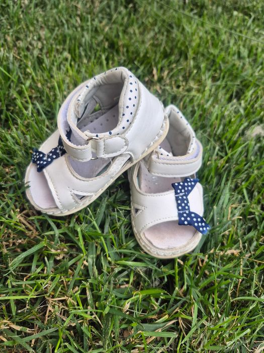 Бебешки сандали и буйки