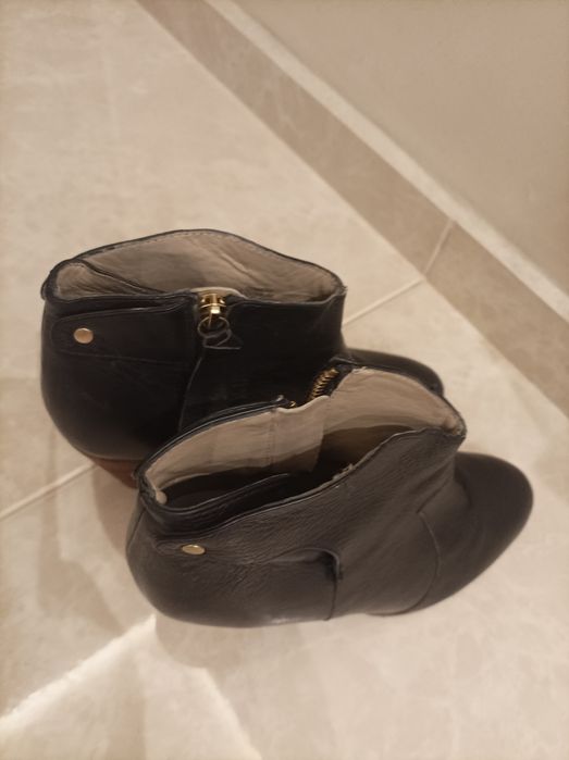 Дамски боти от естествена кожа.