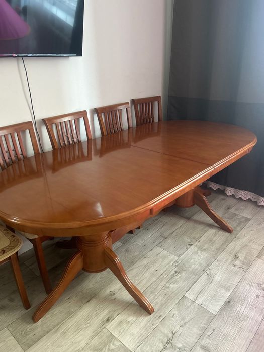 Продам стол для гостиной