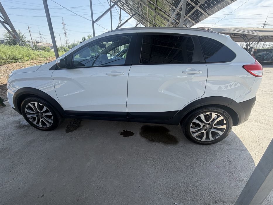 Lada xray cross sotiladi holati ideal bir qul moshina