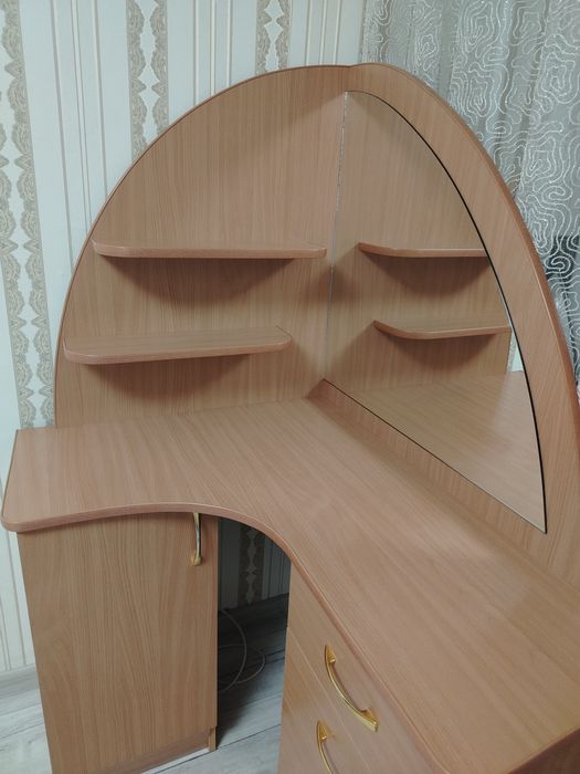 Срочно продам туалетный столик