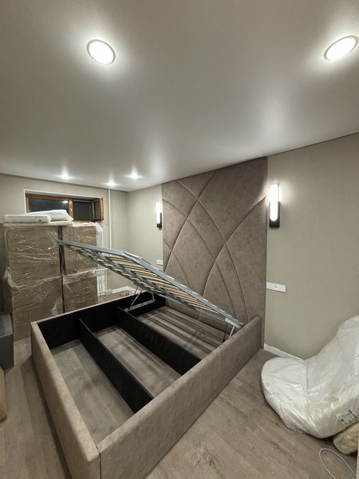 Кровать с изголовьем до потолка