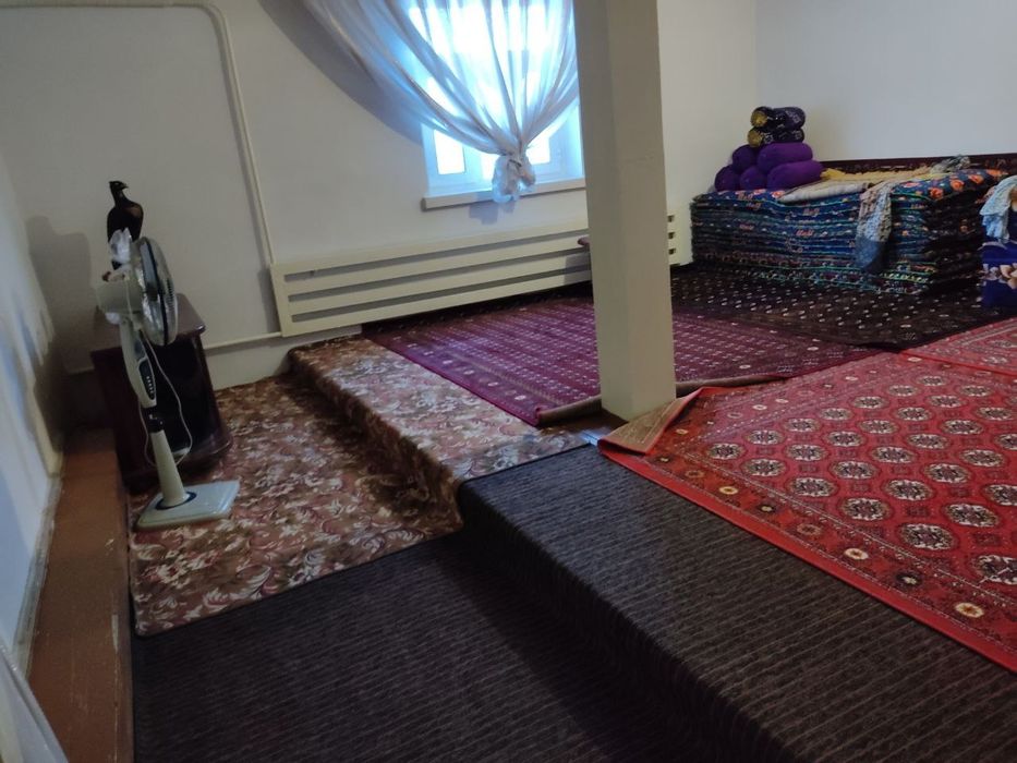Uy sotiladi. 500-m2. 6 xonali.Gaz va svetdan muammo yo'q !